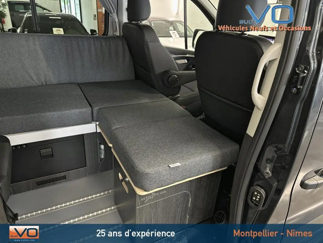 Vue intérieure côté droit du Renault Trafic Fourgon gris 2025 aménagé avec banquette et rangements Antilopevan Flex Plus.