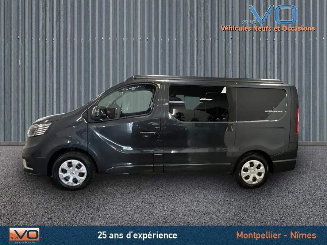 Profil côté gauche du Renault Trafic Fourgon gris 2025 avec vitres surteintées et logo Antilopevan visible à l'arrière.