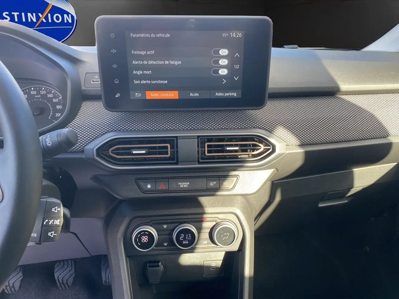 Tableau de bord noir de la Dacia Sandero Stepway 2025 avec écran tactile et commandes de climatisation automatique.