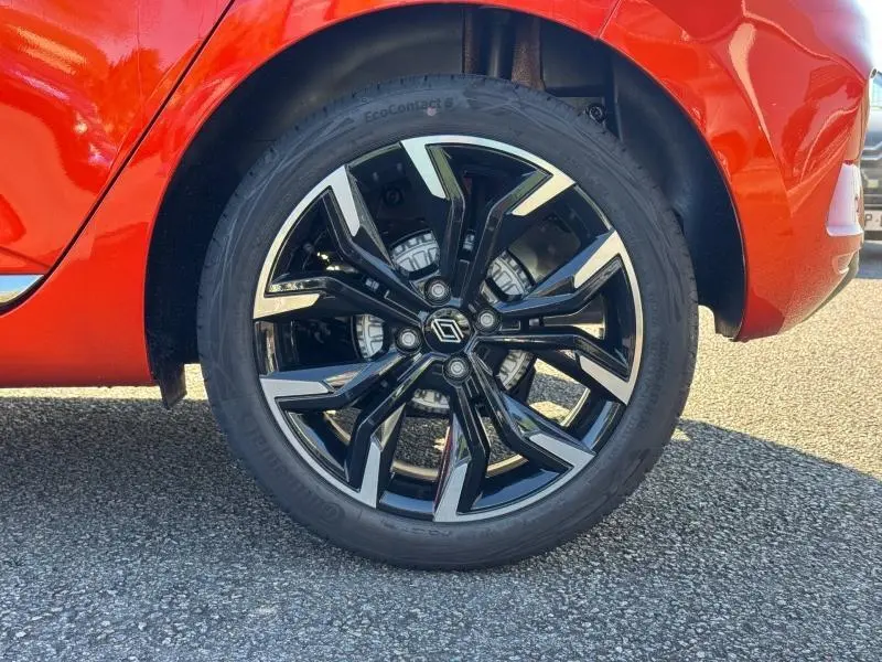 Gros plan sur la roue avant droite noire et argentée de la Renault Clio orange Valencia 2025.