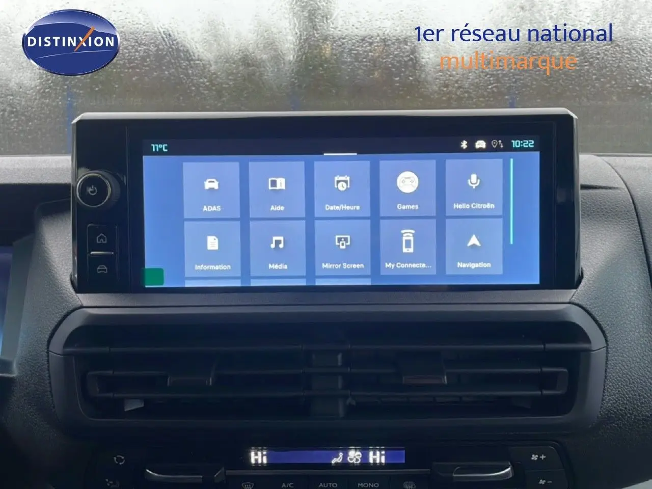 Écran tactile central du tableau de bord du Citroën Jumpy cabine approfondie, affichage des options connectées.