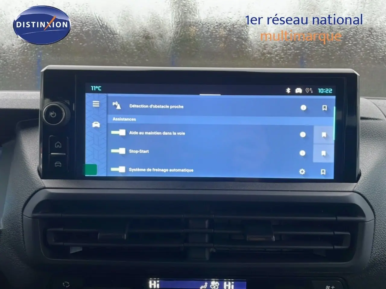 Écran tactile central affichant les aides à la conduite du Citroën Jumpy Cabine Approfondie gris titane, vue intérieure frontale.