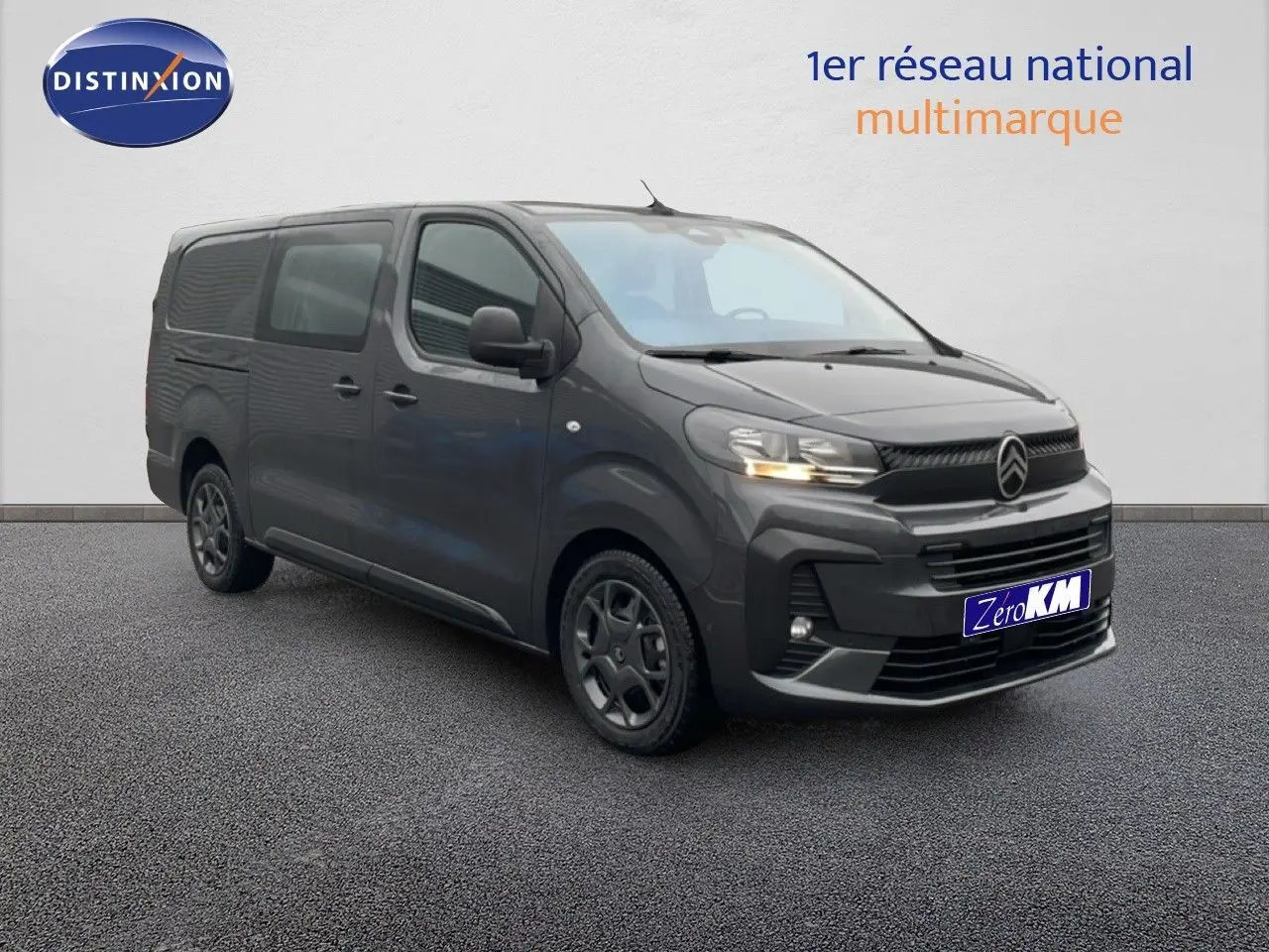 Vue 3/4 avant droit d'un Citroën Jumpy cabine approfondie gris titane métal avec calandre noire et jantes foncées.