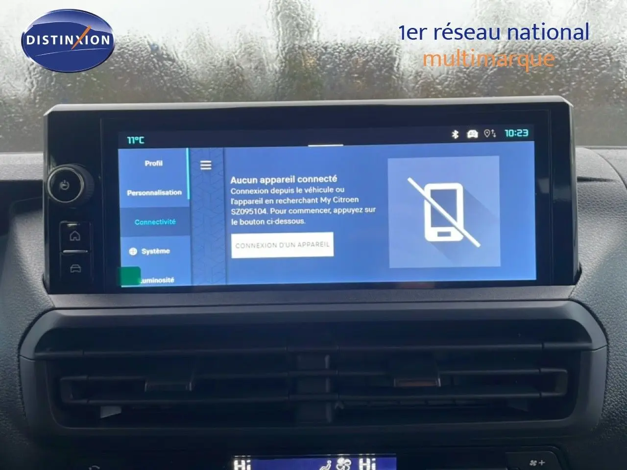 Vue intérieure centrée sur l'écran tactile du tableau de bord du Citroën Jumpy Cabine Approfondie gris titane.