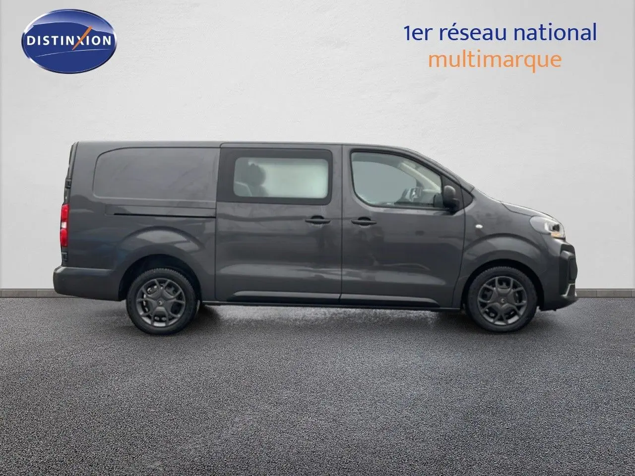 Vue latérale droite d'un Citroën Jumpy Cabine Approfondie gris titane métal, profil long avec fenêtres avant et arrière.