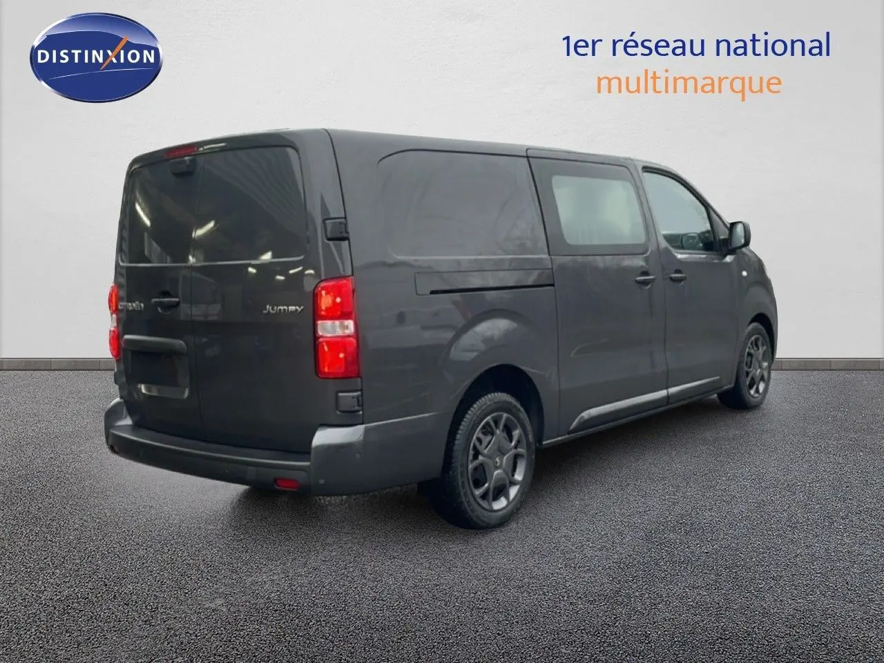 Vue 3/4 arrière droite d’un Citroën Jumpy cabine approfondie gris titane métal avec vitres arrière teintées.