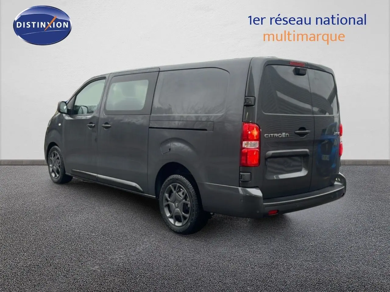 Vue 3/4 arrière droite d'un Citroën Jumpy Cabine Approfondie gris titane métal avec portes arrière fermées.