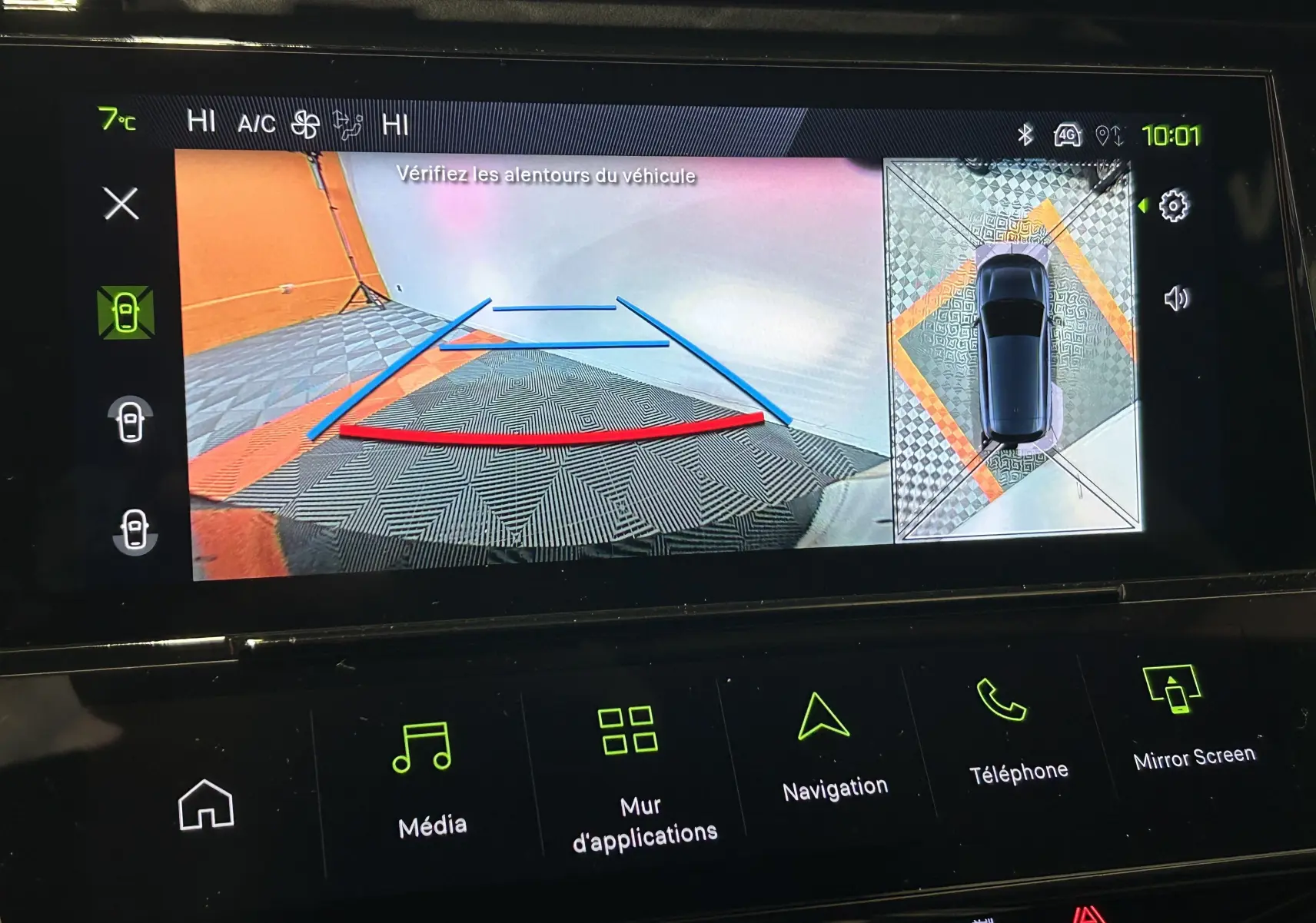 Affichage écran intérieur montrant la caméra de recul et la vision 360° du Peugeot 308 blanc Okenite.