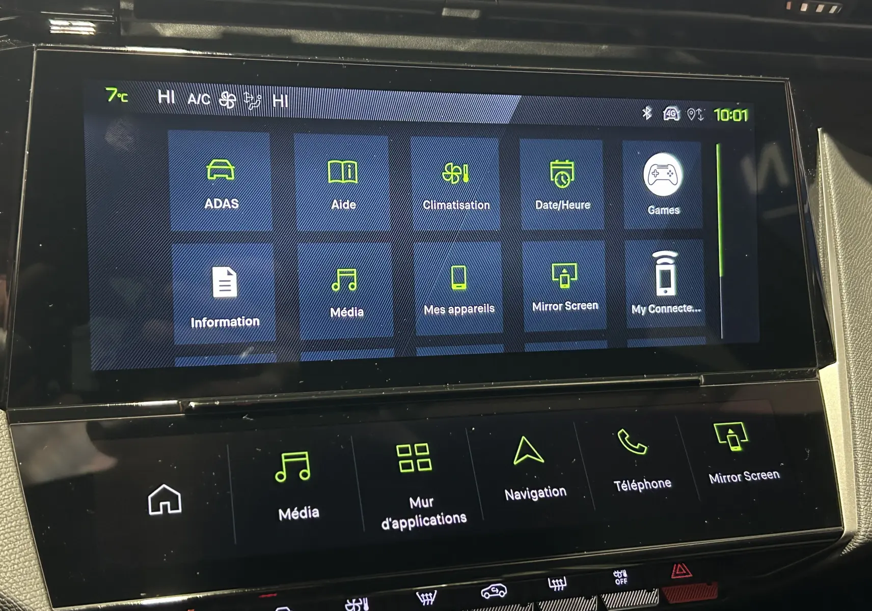 Écran tactile central de la Peugeot 308 blanc Okenite, affichant le menu principal des fonctions connectées.