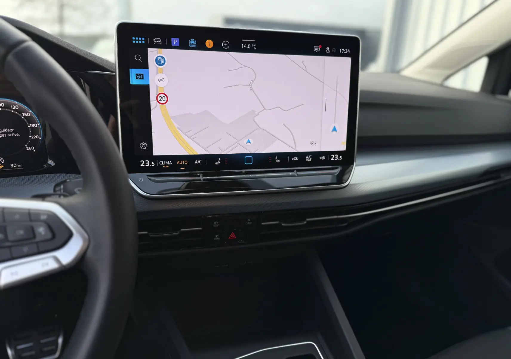 Vue intérieure du tableau de bord de la Volkswagen Golf SW 2.0 TDI 150 gris lunaire, avec écran tactile central affichant la navigation.