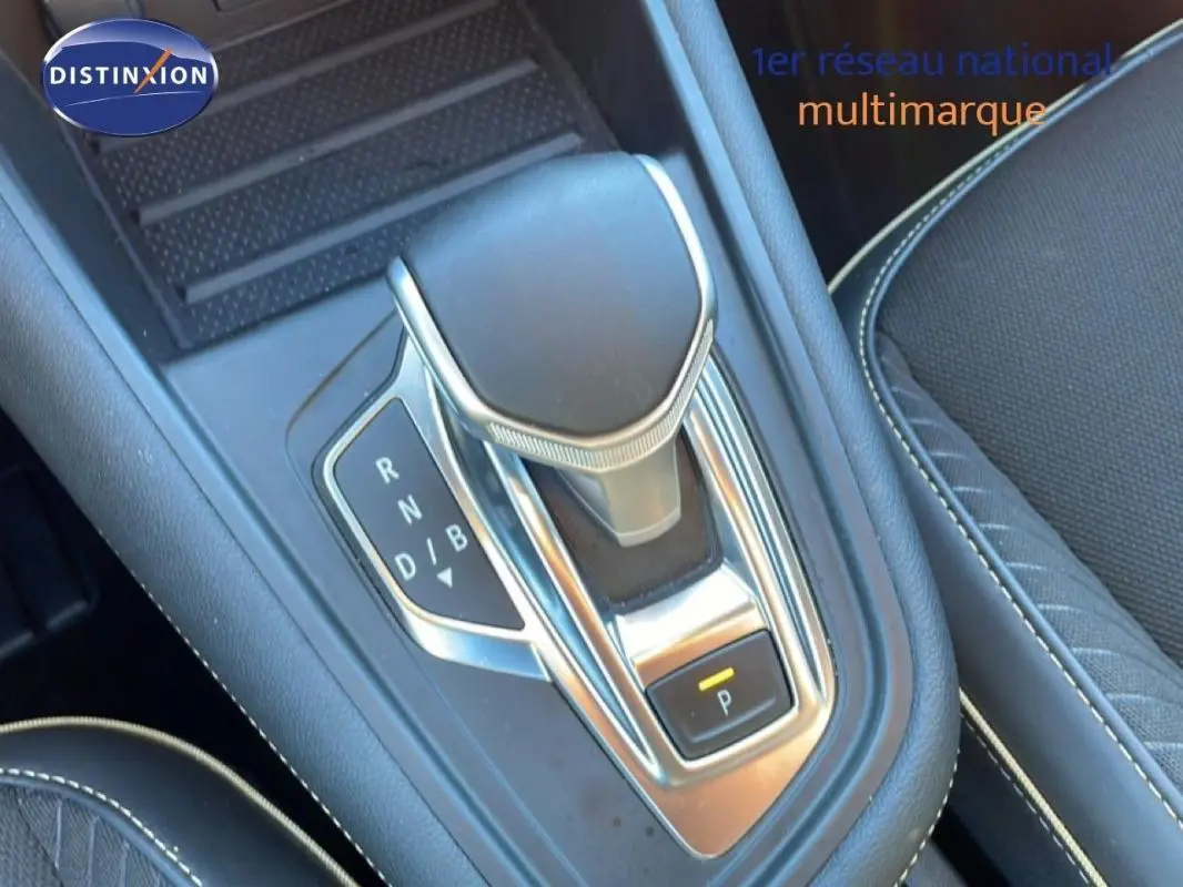 Le levier de vitesses automatique de la Renault Symbioz bleu, vu en gros plan depuis le dessus, avec coutures blanches visibles.