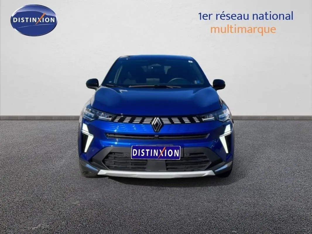 Vue frontale d'une Renault Symbioz bleu 2025 avec feux diurnes en forme de V et calandre moderne.