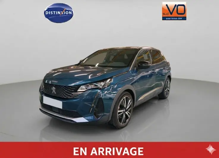 Peugeot 3008 Hybrid 225 e-EAT8 GT Pack bleu clair en 3/4 avant avec toit ouvrant panoramique et jantes alliage.
