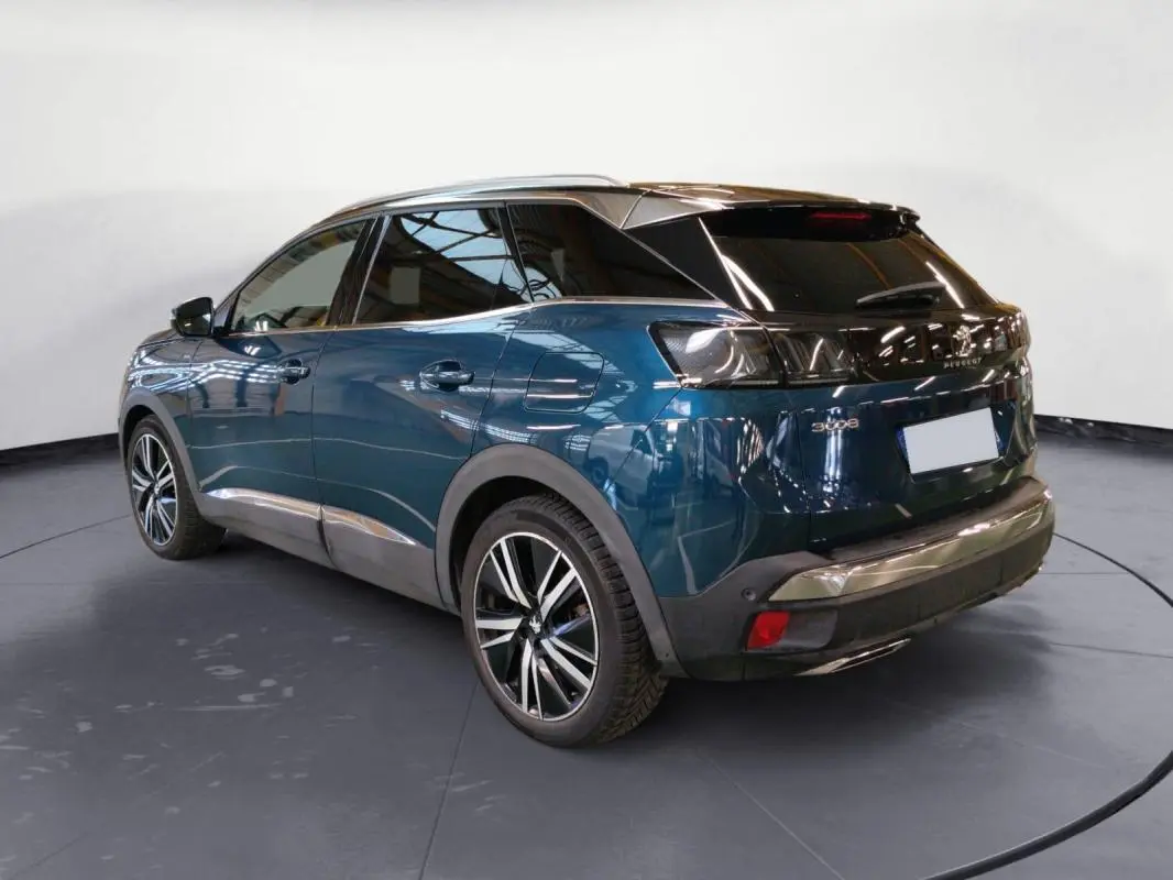 Peugeot 3008 Hybrid 225 e-EAT8 GT Pack bleu foncé, vue 3/4 arrière droit avec jantes alliage 19 pouces et barres de toit.