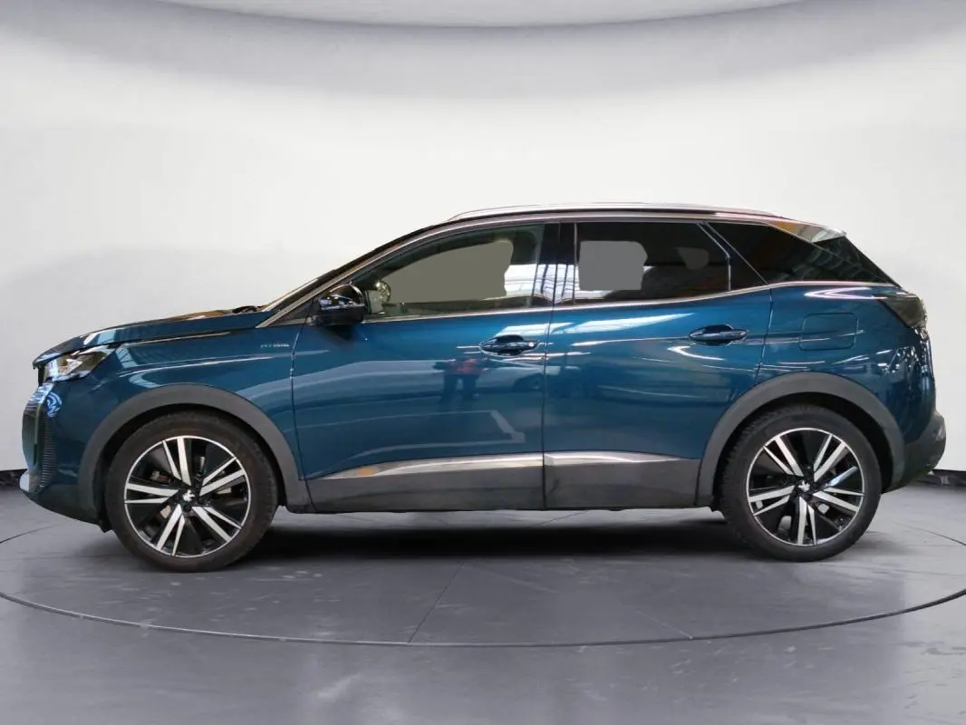 Peugeot 3008 Hybrid 225 e-EAT8 GT Pack bleu clair vue de profil côté gauche avec jantes alliage 19 pouces.