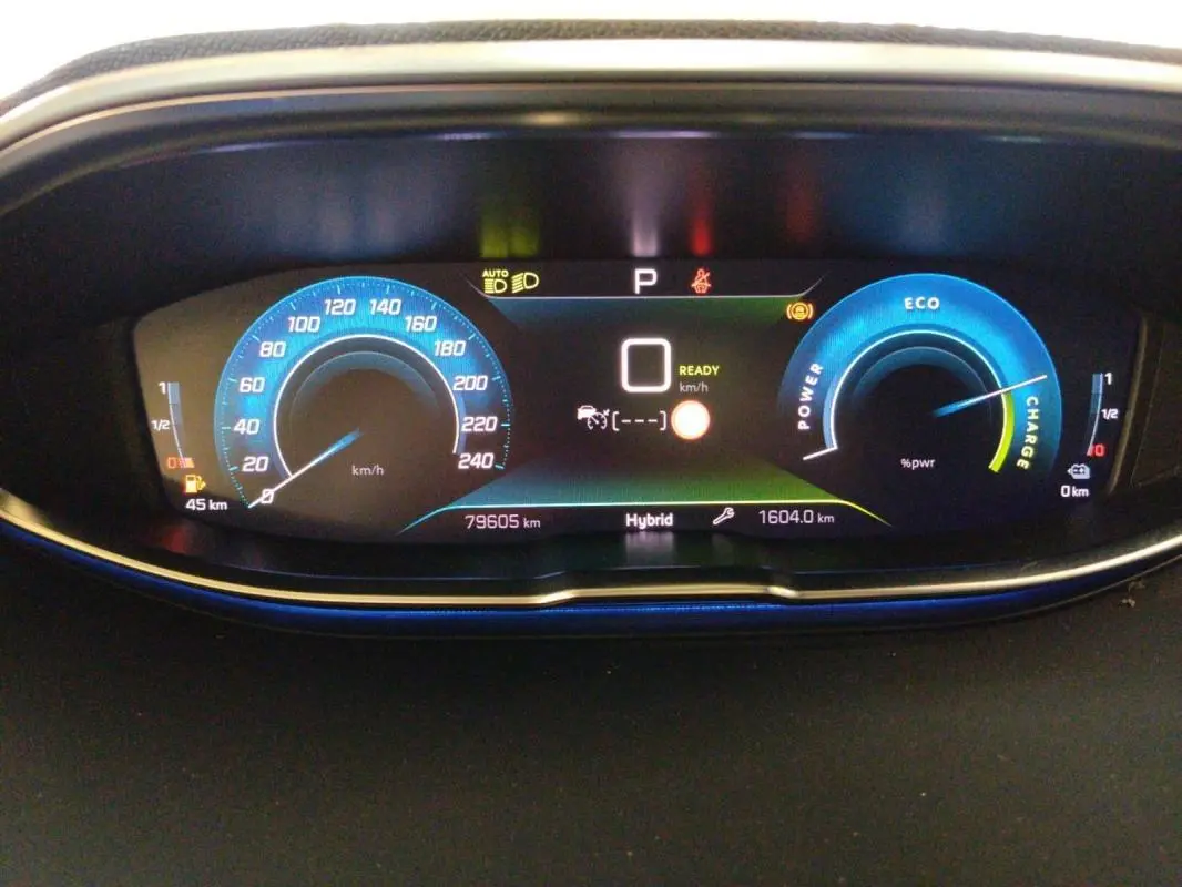 Vue rapprochée du cockpit numérique bleu clair du Peugeot 3008 Hybrid 225 e-EAT8 GT Pack affichant vitesse et charge hybride.