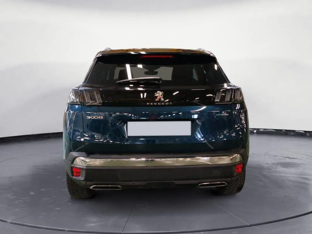 Vue arrière d'un Peugeot 3008 Hybrid 225 e-EAT8 GT Pack bleu clair avec feux noirs et double sortie d'échappement.