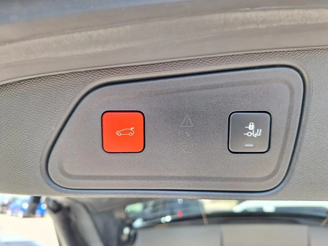 Gros plan sur les boutons de commande du hayon électrique d’un Peugeot 3008 Hybrid 225 e-EAT8 GT Pack bleu clair.