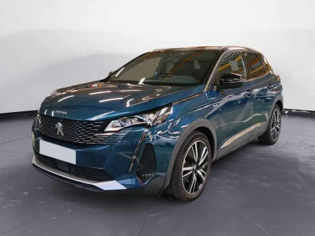 Peugeot 3008 Hybrid 225 e-EAT8 GT Pack bleu clair en 3/4 avant droit avec jantes alliage 19 pouces et barres de toit.