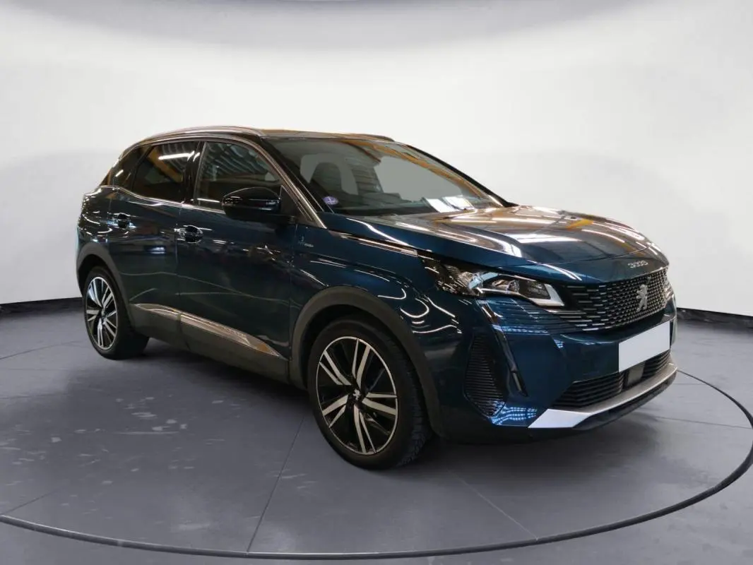 Peugeot 3008 Hybrid 225 e-EAT8 GT Pack bleu foncé, vue 3/4 avant droit avec jantes alliage et calandre distinctive.
