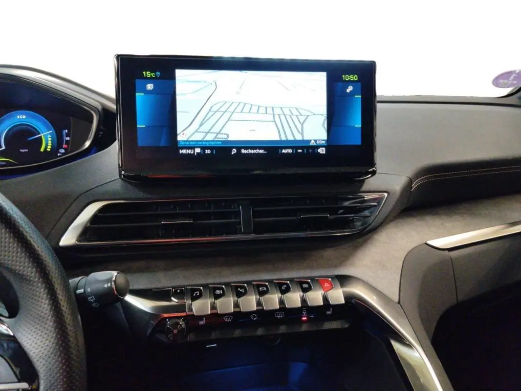 Vue intérieure du tableau de bord du Peugeot 3008 Hybrid 225 e-EAT8 GT Pack 2022, avec écran tactile central et commandes piano.