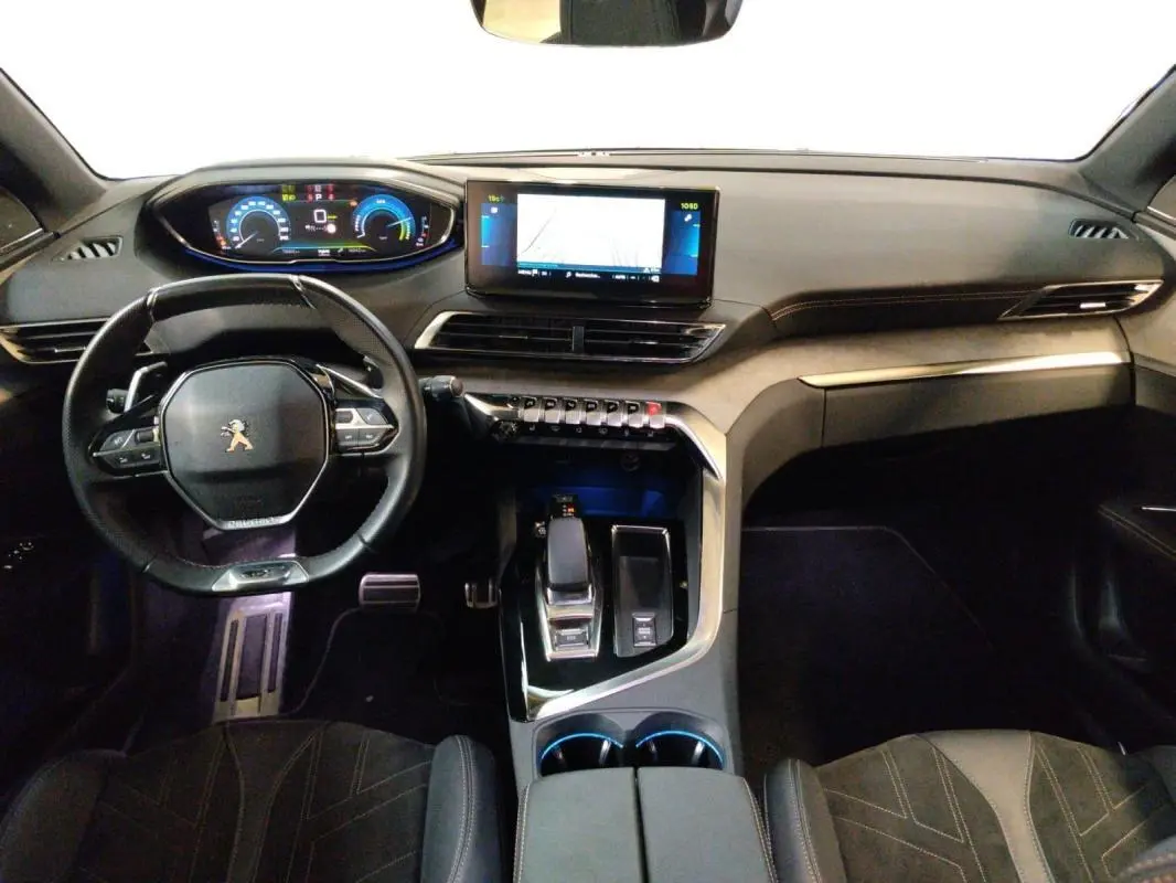 Vue intérieure frontale du Peugeot 3008 Hybrid 225 e-EAT8 GT Pack 2022, tableau de bord moderne avec écran tactile et volant cuir.