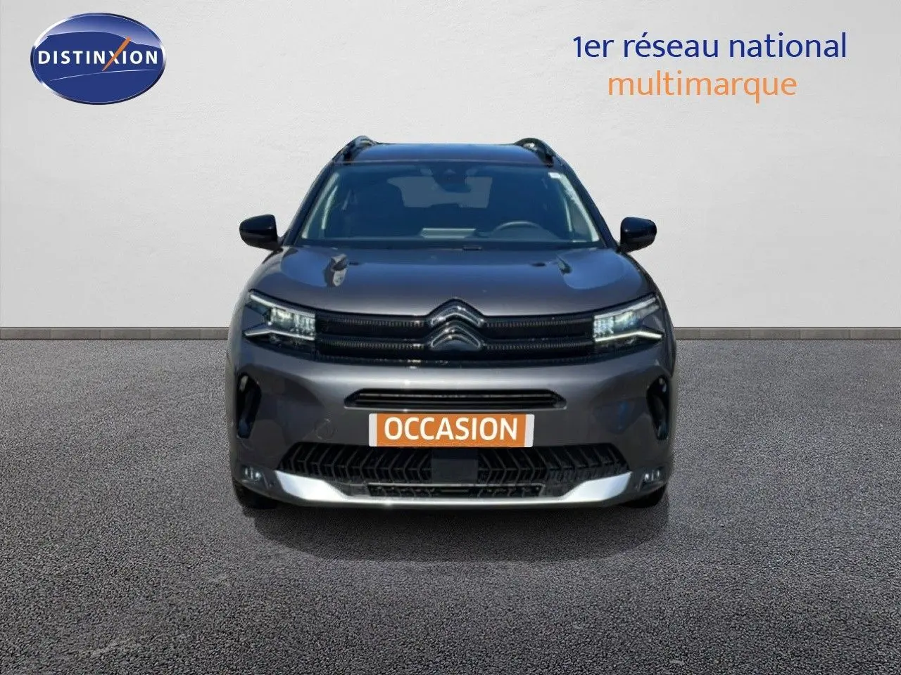 Vue frontale d'un Citroën C5 Aircross gris platinium métal avec calandre noire et détails chromés.