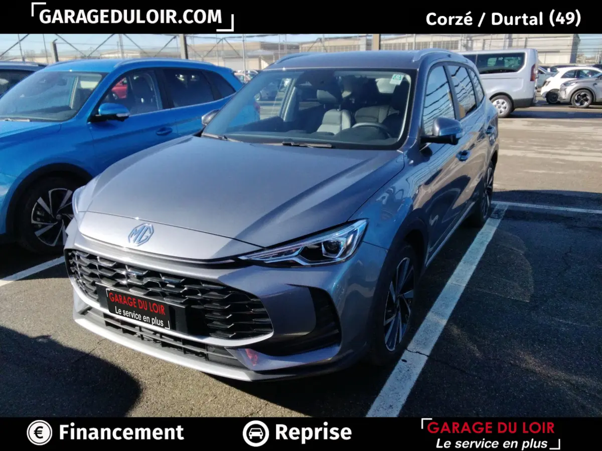MG ZS 1.5L Hybrid+ Luxury gris clair, vue 3/4 avant droit, avec calandre noire et phares LED distinctifs.