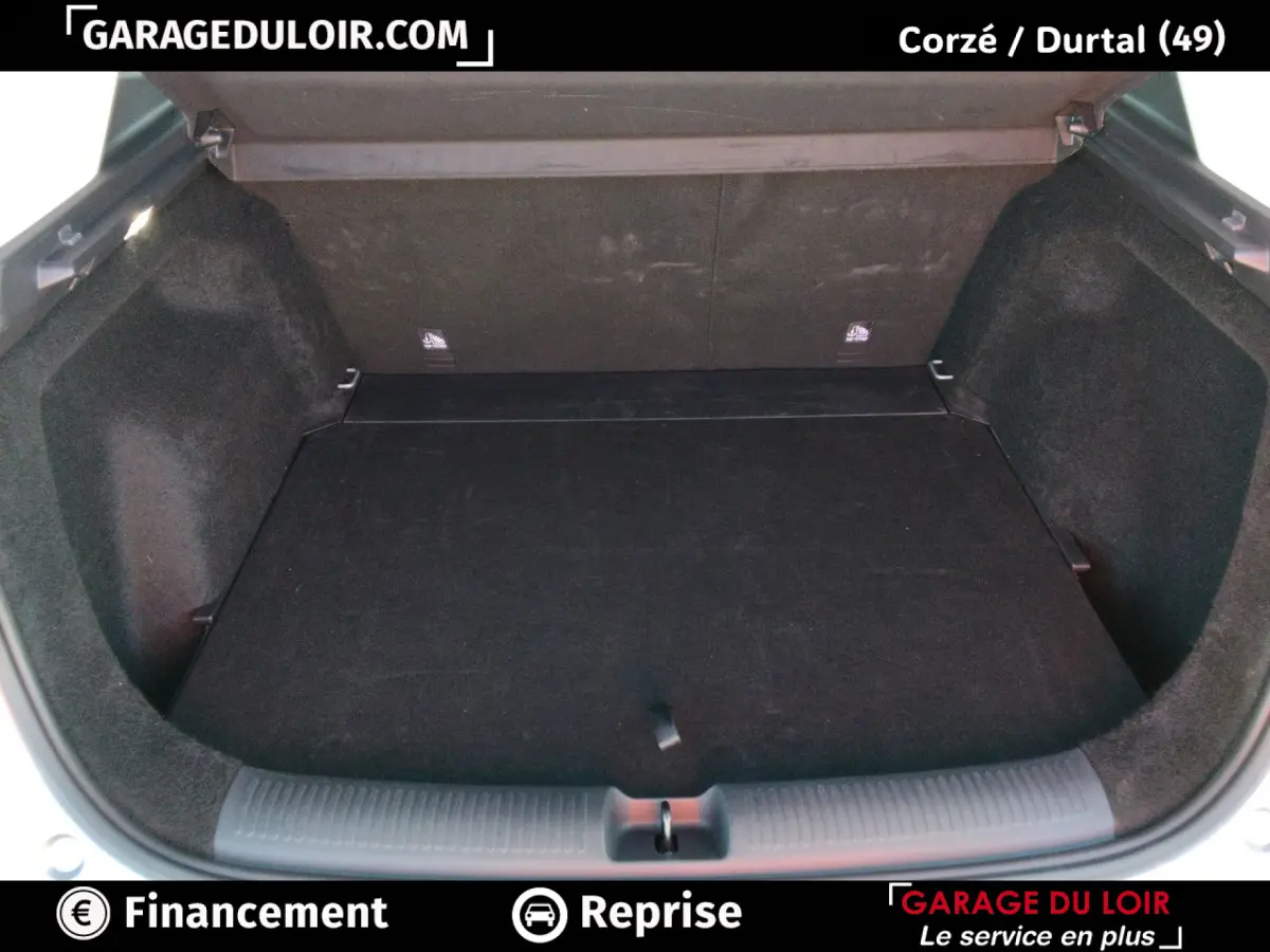 Coffre ouvert vu de l'arrière du MG Motor ZS gris clair, montrant un espace de chargement propre et spacieux.