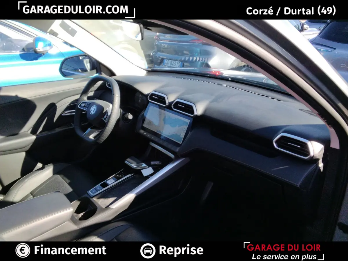 Intérieur du MG ZS Hybrid+ Luxury 2025, vue côté conducteur, tableau de bord noir avec écran tactile central.