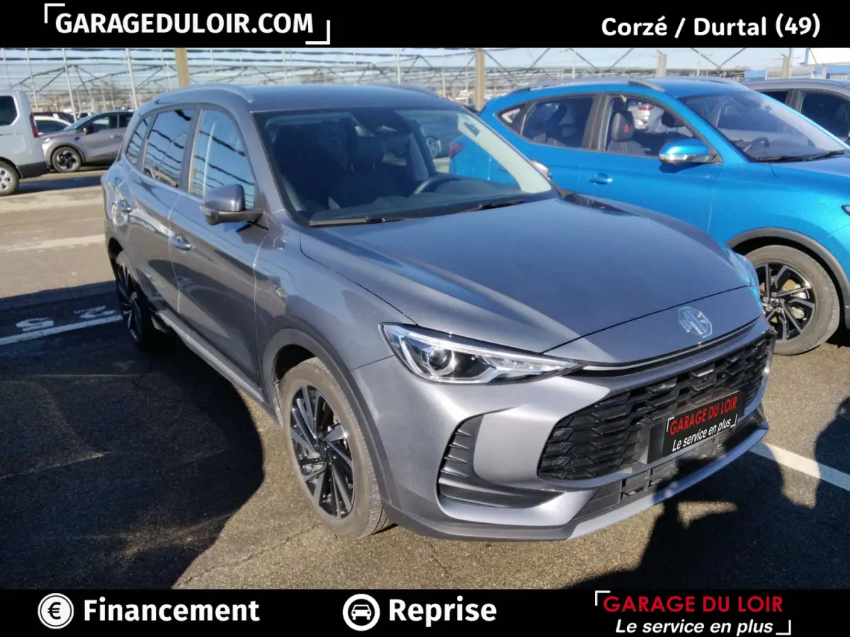 MG ZS 1.5L Hybrid+ Luxury gris clair, vue 3/4 avant, calandre noire et jantes foncées distinctives.