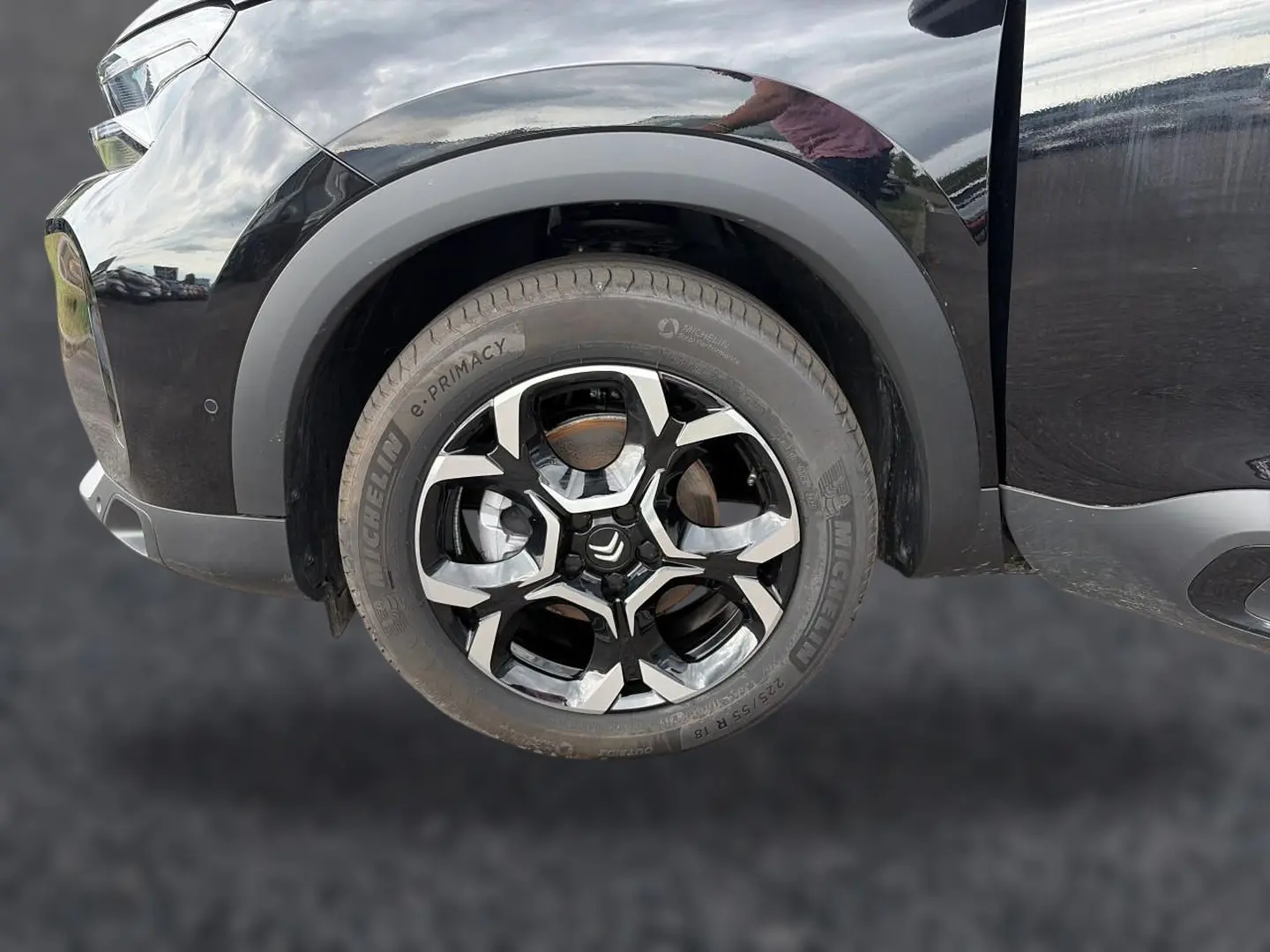 Gros plan sur la roue avant droite noire d’un Citroën C5 Aircross 2025 avec jante alu bicolore et logo Citroën.