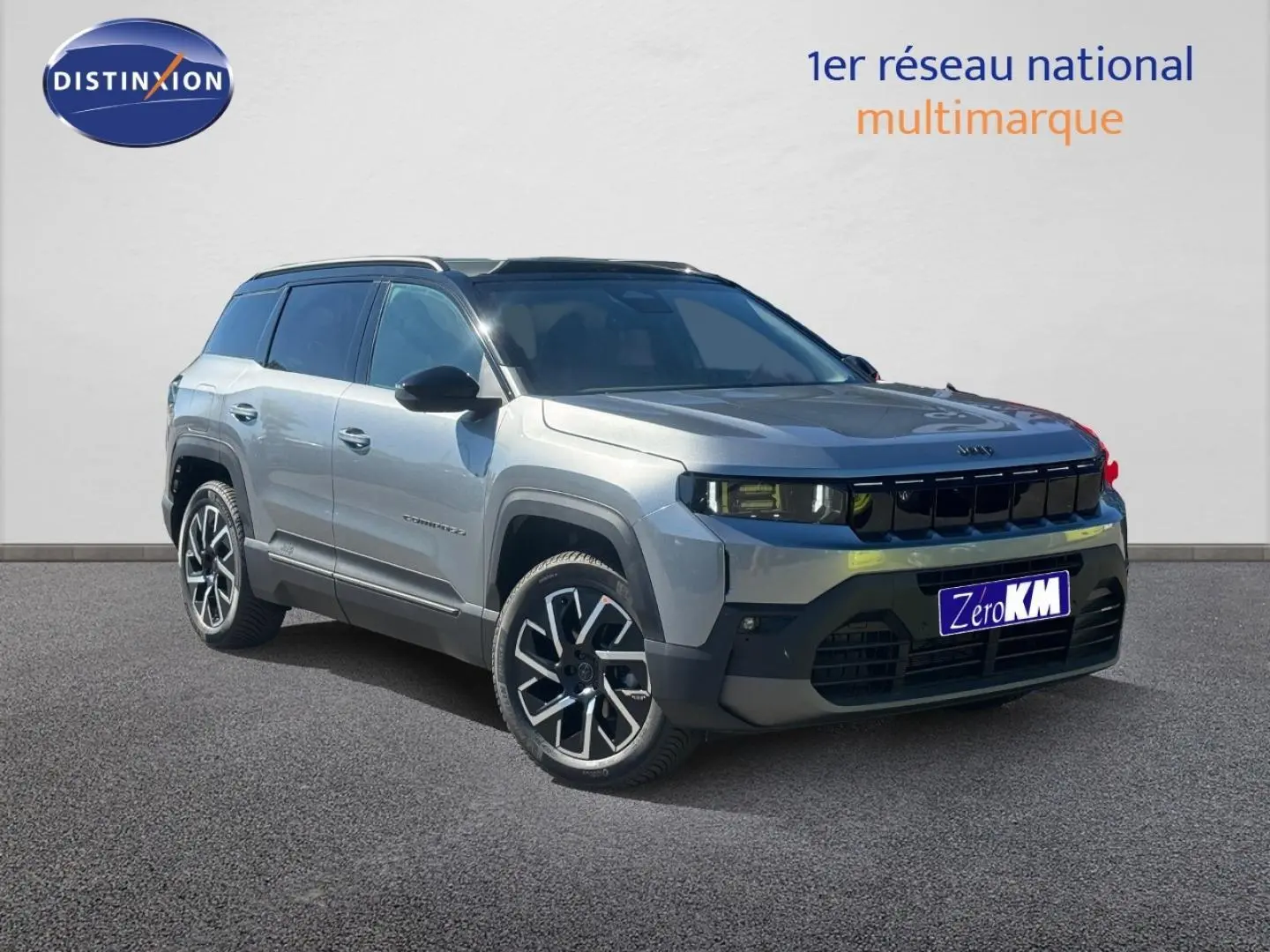 Jeep Compass 2026 Yosemite avec toit noir, vue 3/4 avant droit mettant en valeur ses jantes alu et calandre noire.