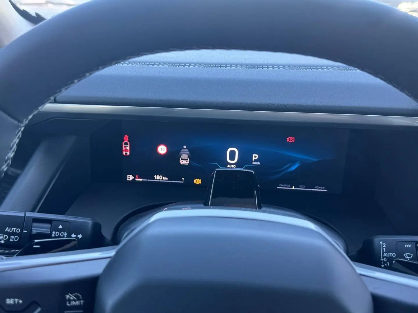 Vue depuis le poste de conduite du tableau de bord numérique du Jeep Compass 2026, affichage digital clair et moderne.