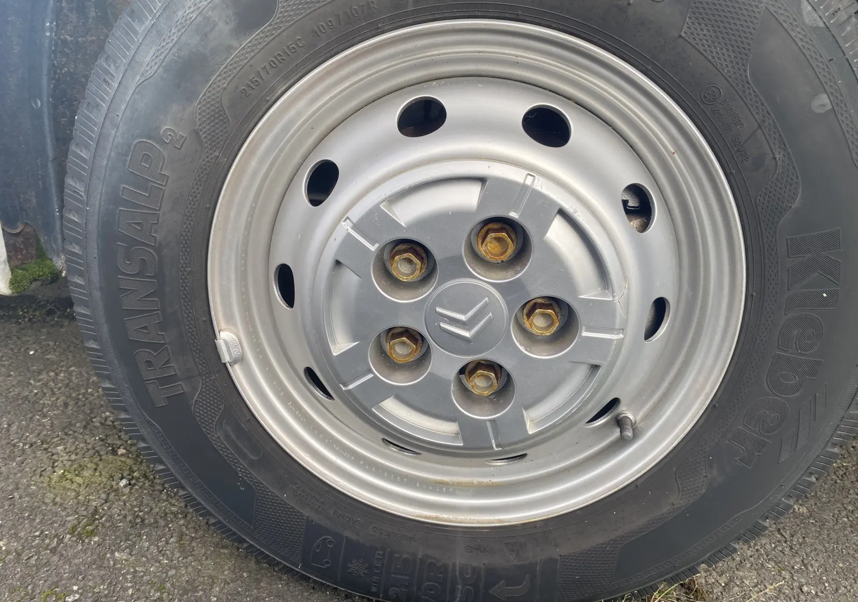 Gros plan sur la roue avant droite du Citroën Jumper blanc, pneu Kaber Transalp 215/70R16 visible.
