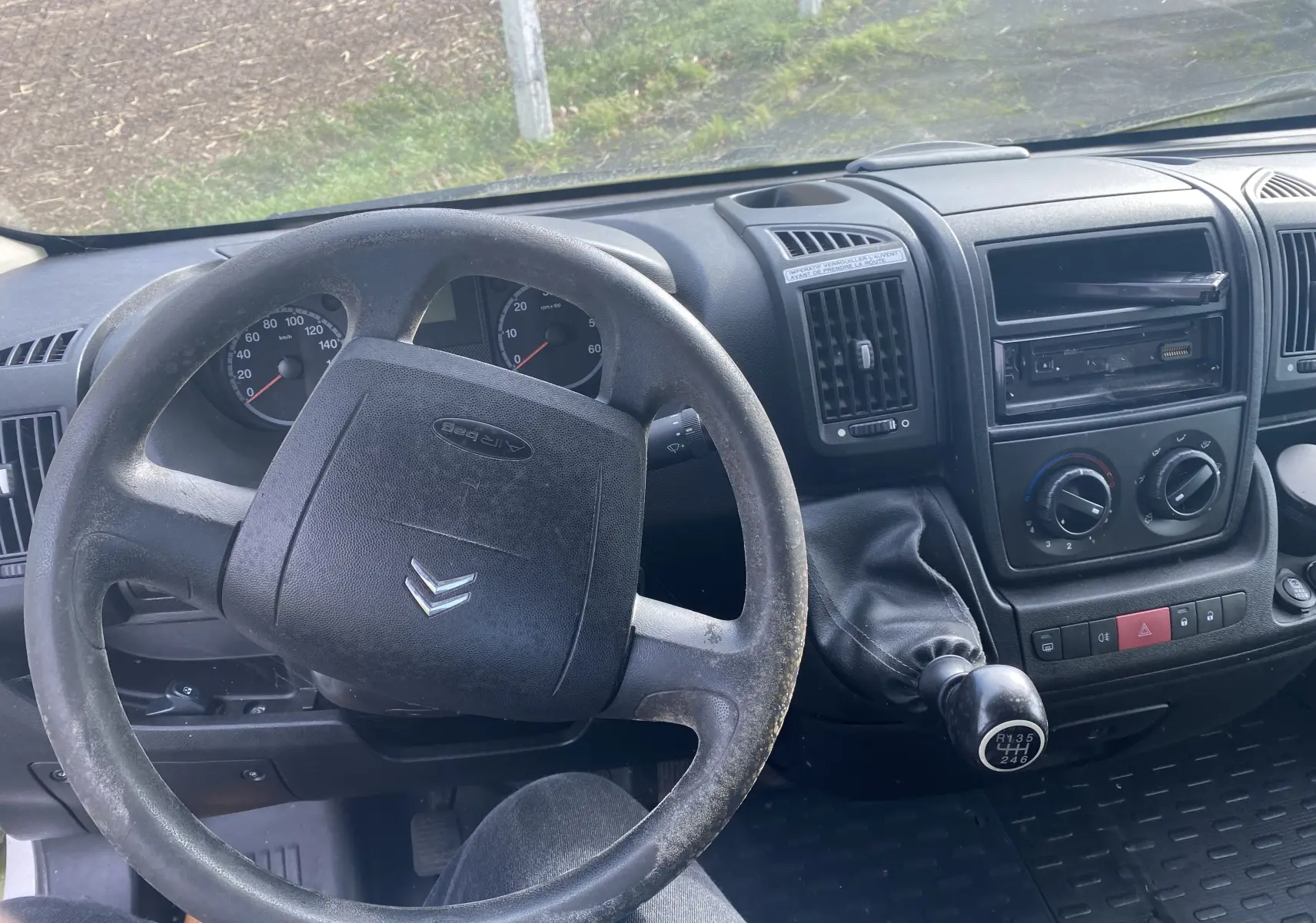 Vue intérieure du tableau de bord et volant noir du Citroën Jumper FGN L3H2 2011 avec levier de vitesses manuel visible.