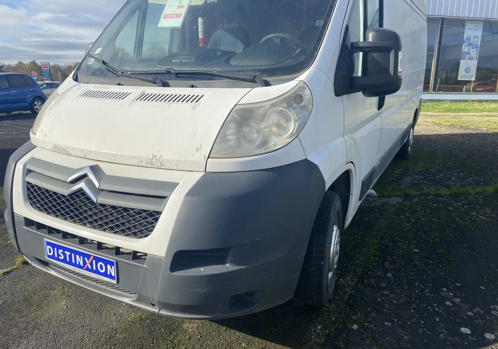 Vue 3/4 avant droit d'un utilitaire Citroën Jumper blanc avec pare-chocs noir et calandre distinctive.