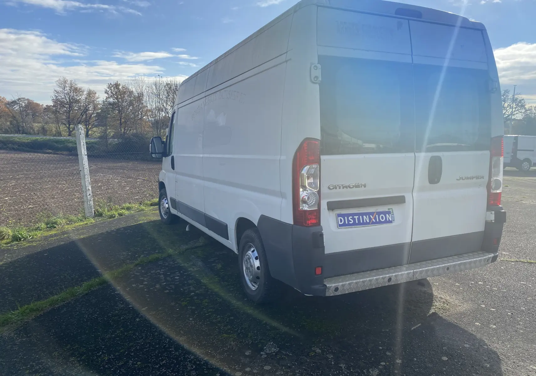 Vue 3/4 arrière droite d’un utilitaire blanc Citroën Jumper L3H2, avec marquage discret sur la porte latérale.