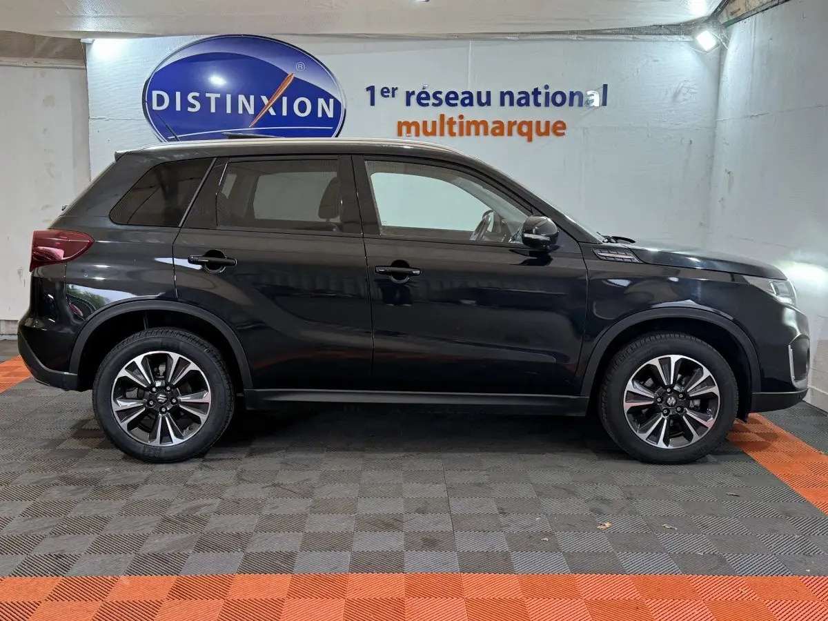 Profil droit d'un Suzuki Vitara noir 2022, version hybride STYLE AT, avec jantes alliage et toit ouvrant électrique.