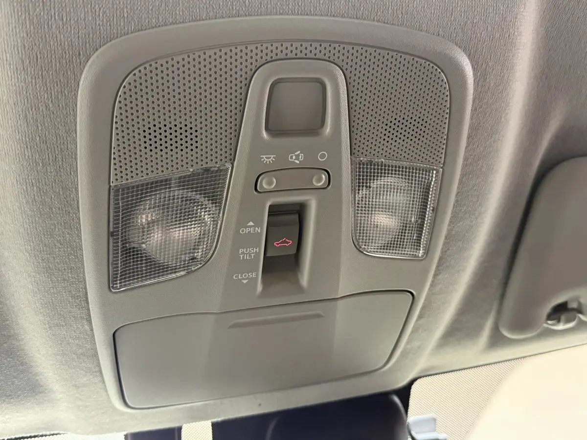 Panneau de commande du toit ouvrant et éclairage intérieur gris clair du Suzuki Vitara noir 2022, vue en plongée.