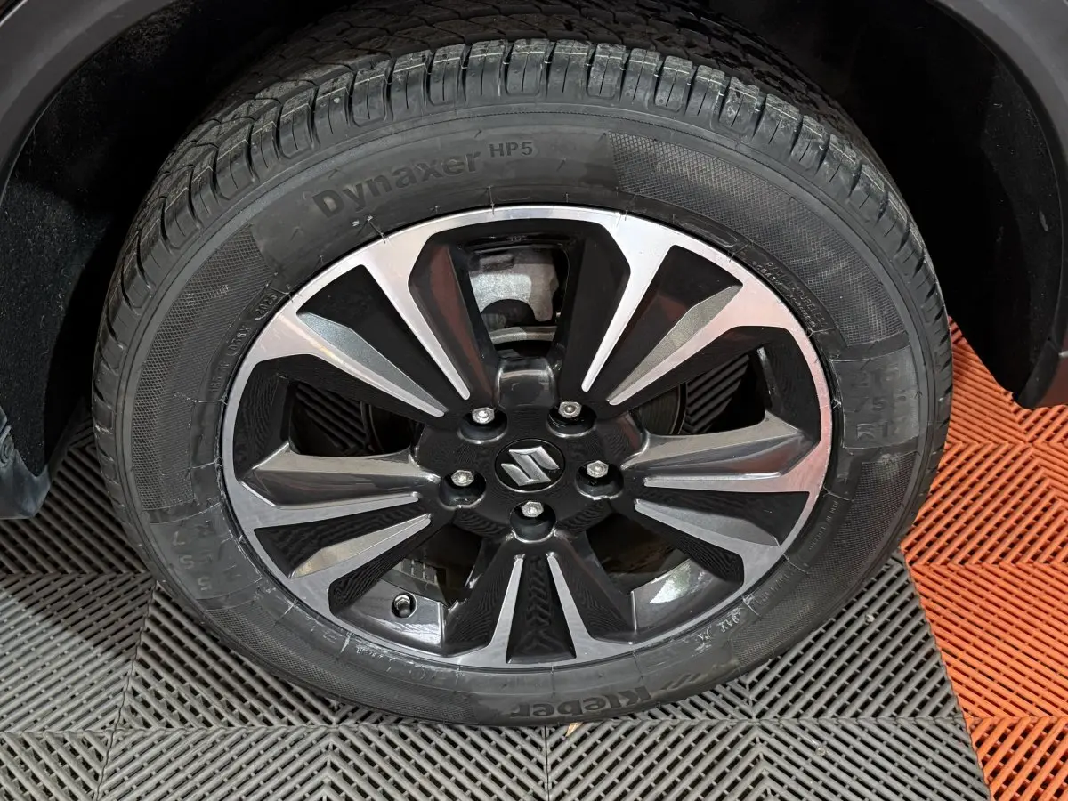 Gros plan sur la jante alliage noire et argentée du Suzuki Vitara 1.5 Dualjet hybrid STYLE 2022.