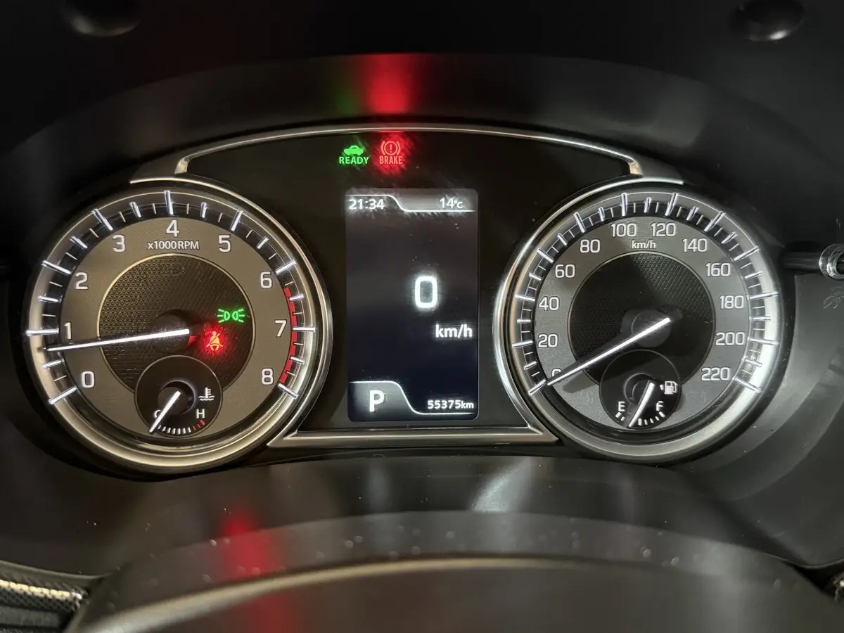 Gros plan sur le tableau de bord numérique du Suzuki Vitara noir 2022, affichant vitesse, compte-tours et jauge carburant.