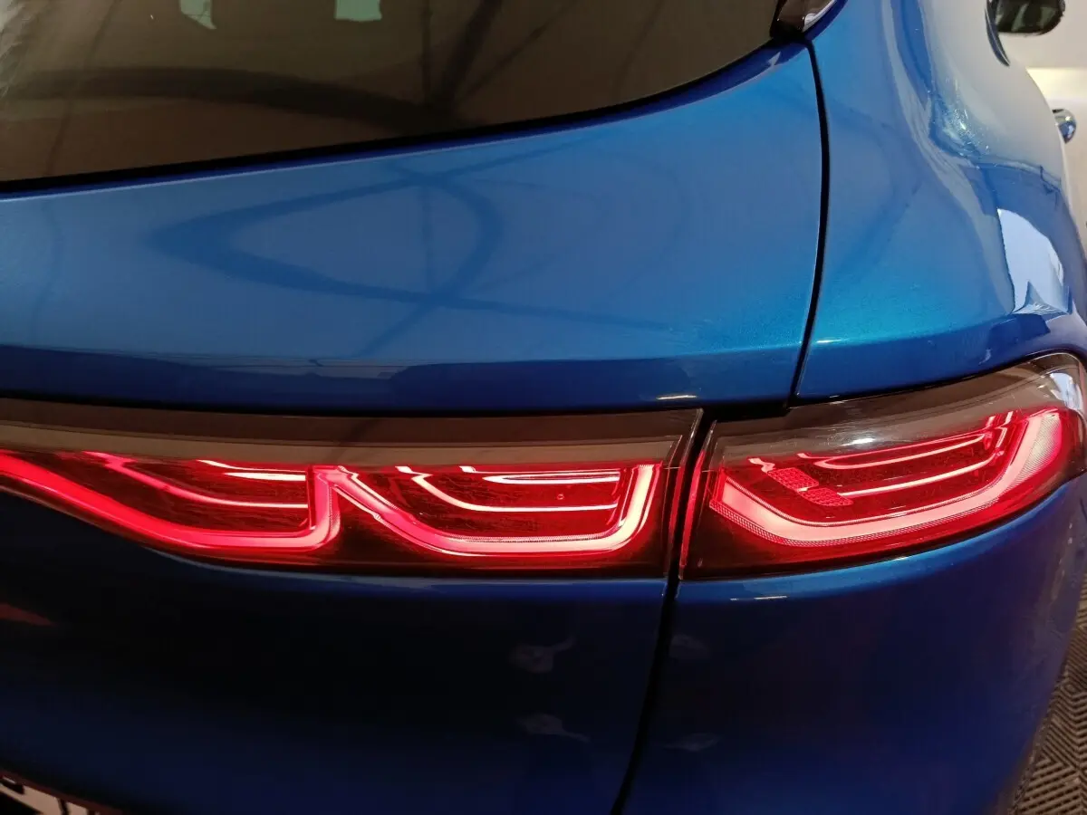 Gros plan sur le feu arrière droit rouge d’un Alfa Romeo Tonale bleu 2023, soulignant la ligne de coffre.