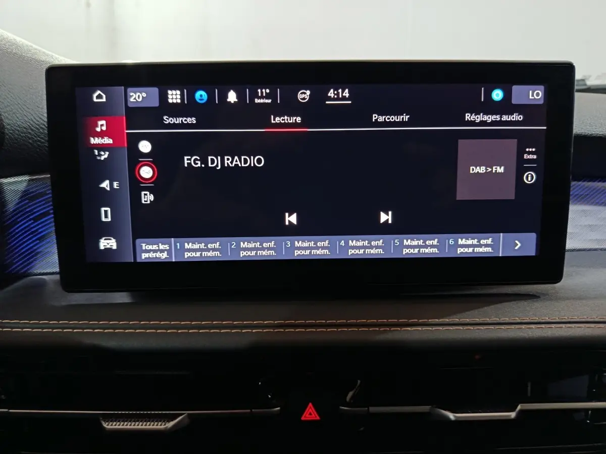 Écran tactile central 10,3 pouces affichant la radio dans l’habitacle de l’Alfa Romeo Tonale bleu 2023.