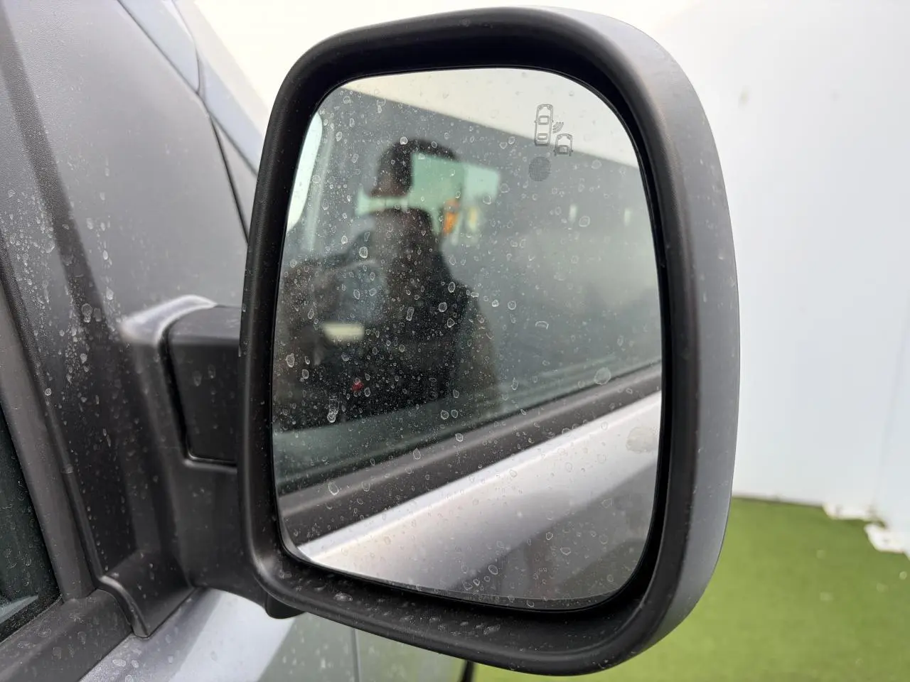 Rétroviseur extérieur droit gris acier du Citroën Jumpy 2026 avec capteur d'angle mort visible sur le miroir.