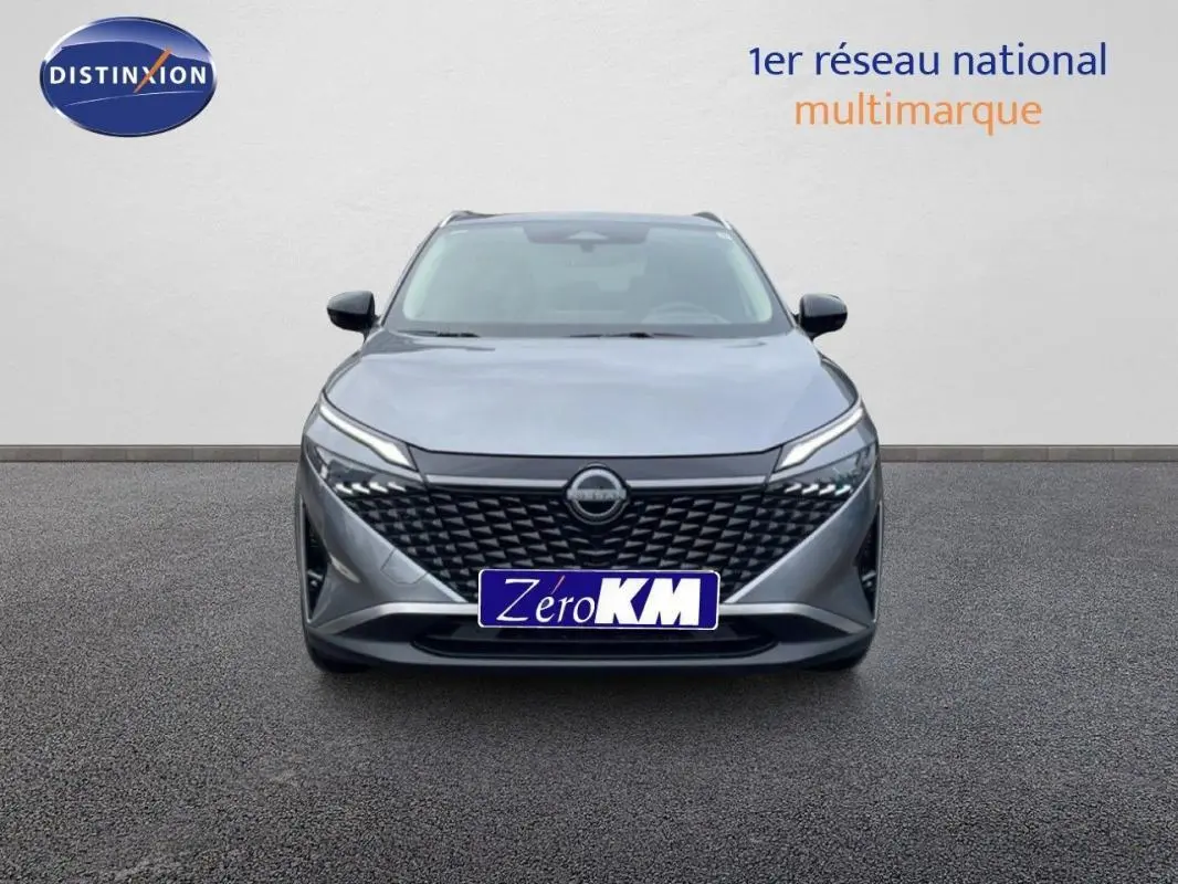 Vue frontale du Nissan Qashqai gris 2025 avec calandre noire et feux LED fins, sur fond neutre.