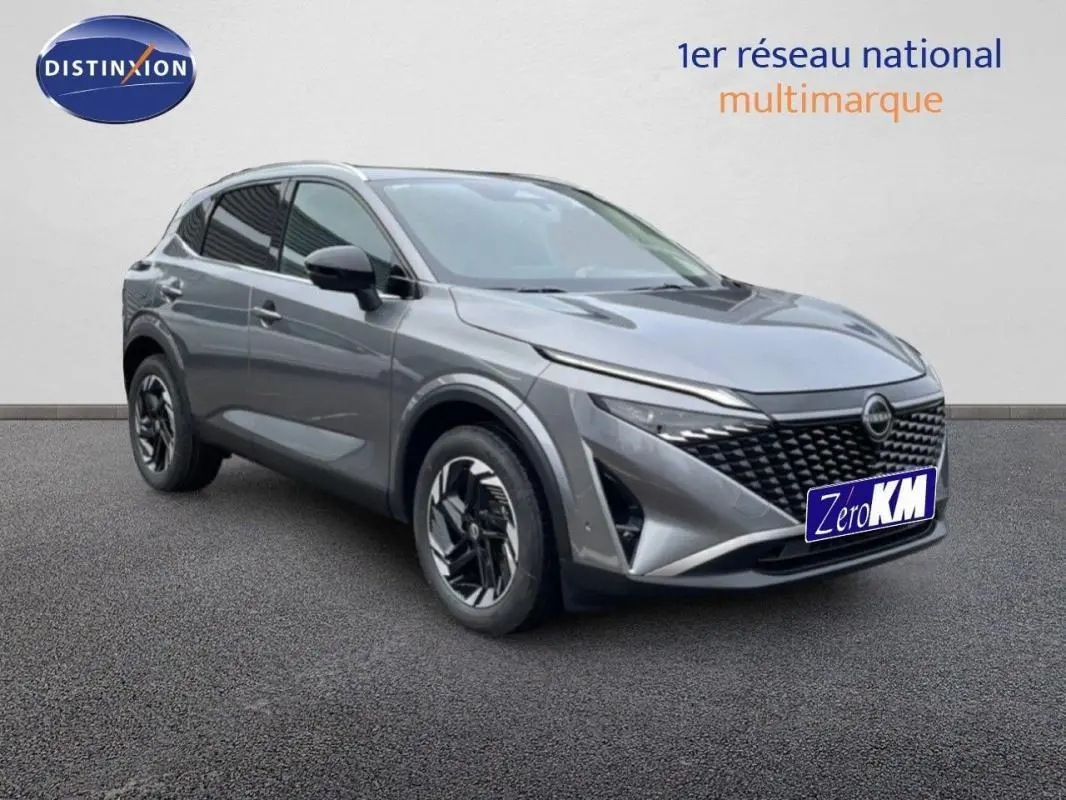 Nissan Qashqai gris 2025 en 3/4 avant droit, avec calandre distinctive et jantes aluminium noires.