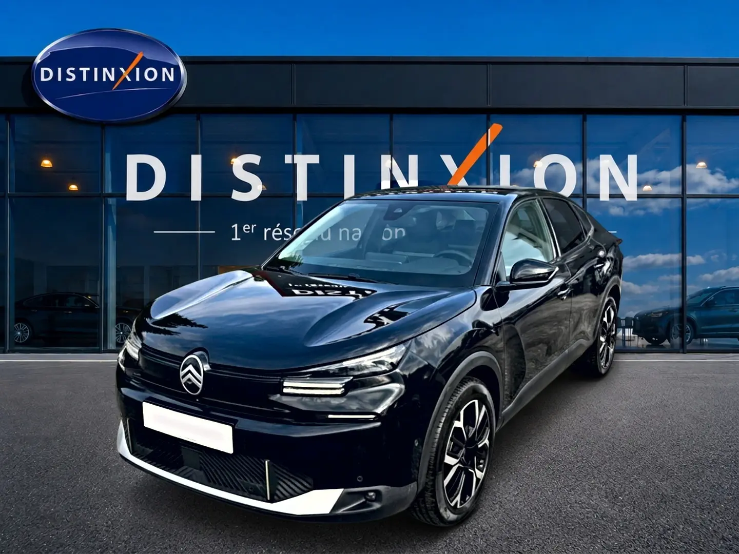 Citroën C4 X noir vue 3/4 avant droit, avec jantes alu et signature lumineuse LED distinctive.