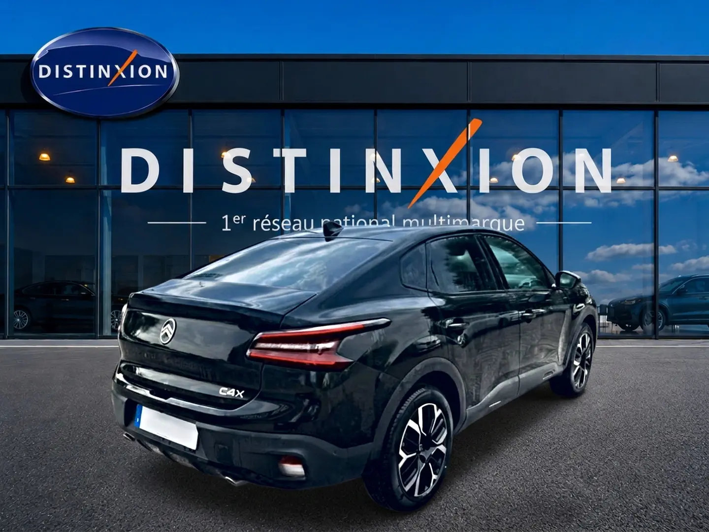 Citroën C4 X noir vue 3/4 arrière droit, avec feux arrière LED et jantes alliage distinctives.
