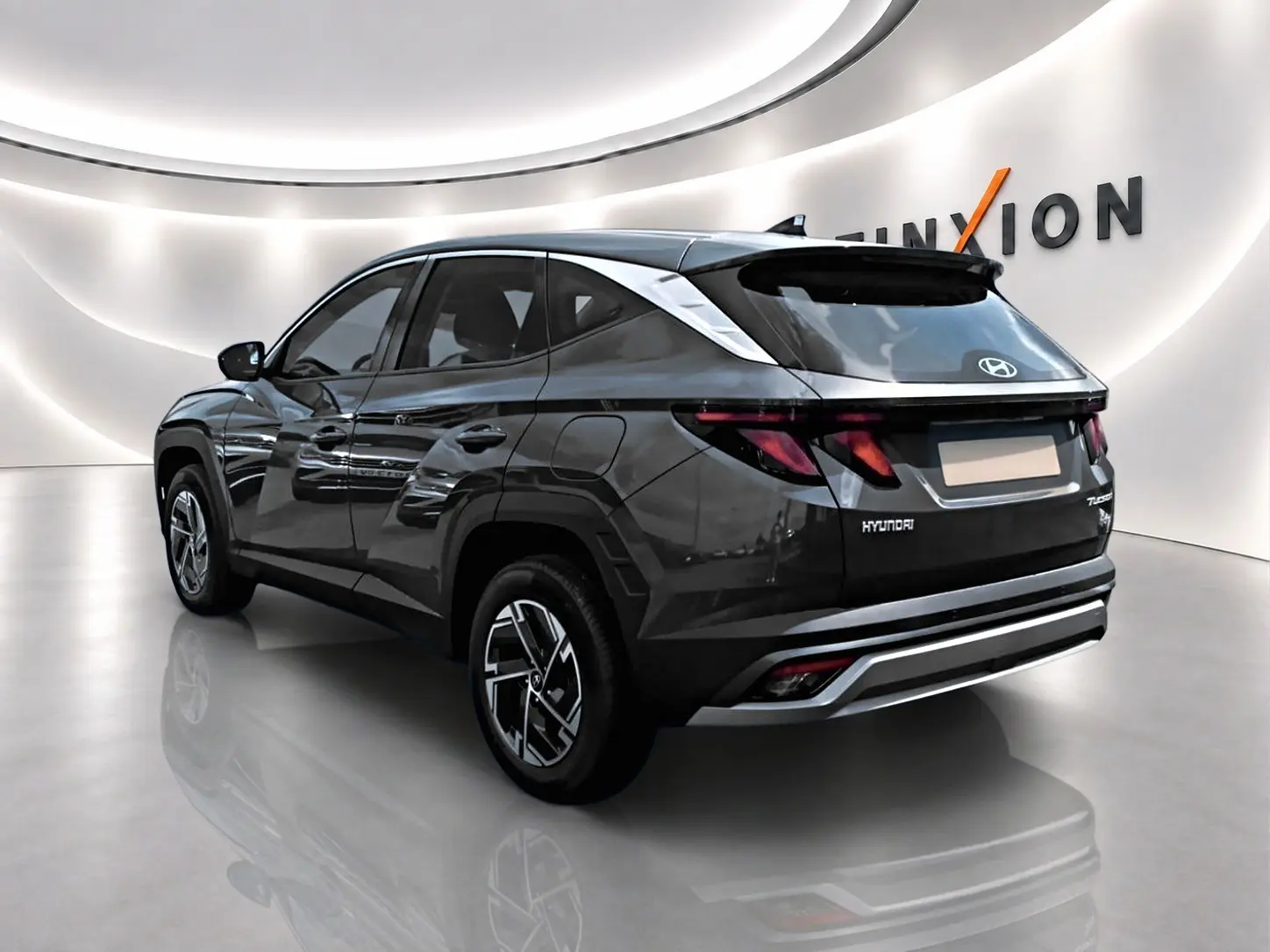 Vue 3/4 arrière droite du Hyundai Tucson gris écotronique avec jantes alliage et feux arrière LED distinctifs.